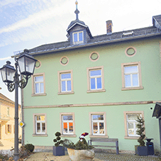 Zu Archiv und Bibliothek des Flößermuseums Unterrodach gehen